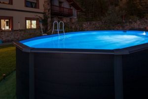 Proyector Led ilumina tu piscina fácilmente.